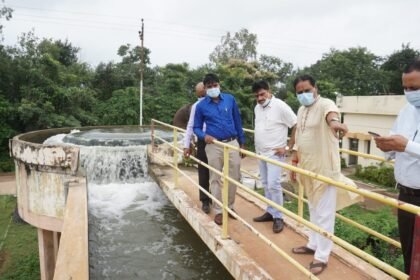 पेयजल की शुद्धता को लेकर आयुक्त प्रकाश सर्वे ने किया फिल्टर प्लांट का निरीक्षण…. पानी में पाए जाने वाले तत्व की लैब में स्वयं कराई जांच, फिल्टरेशन प्रक्रिया का भी लिया जायजा