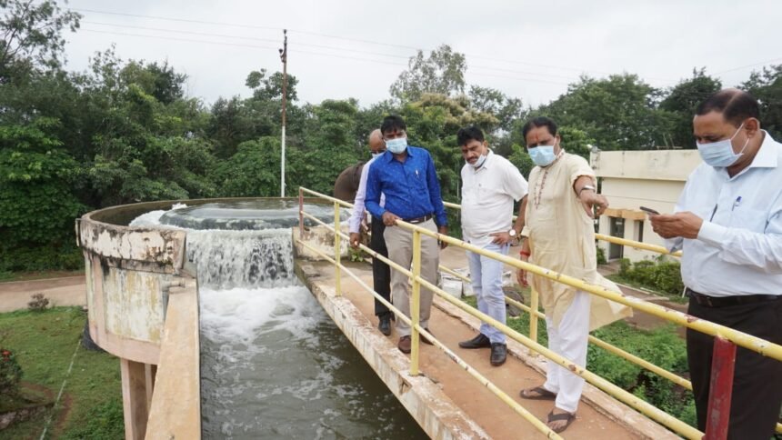 पेयजल की शुद्धता को लेकर आयुक्त प्रकाश सर्वे ने किया फिल्टर प्लांट का निरीक्षण…. पानी में पाए जाने वाले तत्व की लैब में स्वयं कराई जांच, फिल्टरेशन प्रक्रिया का भी लिया जायजा