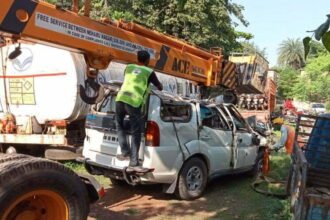 बिग ब्रेकिंग: मां बमलेश्वरी के दर्शन कर लौट रहे श्रद्धालुओं की सफारी पुल के ऊपर से गिरी… चालक सहित तीन लोगों की मौत