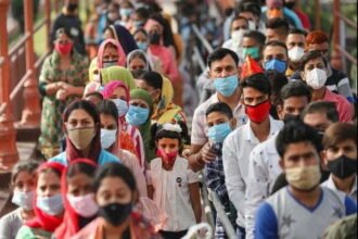 कोरोना महामारी का असर: भारत में लोगों की दो साल तक कम हो गई उम्र