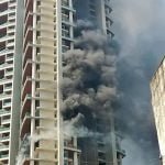 60 मंजिला इमारत में लगी भयानक आग, धुएं के गुबार के बीच 19 वें माले से गिरा व्यक्ति