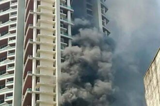 60 मंजिला इमारत में लगी भयानक आग, धुएं के गुबार के बीच 19 वें माले से गिरा व्यक्ति