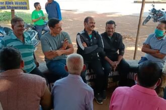 चाय पर चर्चा करते हुए विधायक देवेंद्र ने की लोगों के समस्याओं का समाधान.... सेक्टर 7 महाराणा प्रताप चौक पर वरिष्ठजनों के साथ पी चाय भिलाई। भिलाई नगर विधायक देवेंद्र यादव बुधवार की सुबह सेक्टर 7 महाराणा प्रताप चौक पहुंचे। जहां वे आम नागरिकों से मिले। उनका हालचाल जाना। सब के साथ बैठक कर चाय पीते हुए चाय की चुस्की के साथ भिलाई की भलाई के विषय पर लंबी चर्चा की। बीएसपी कर्मियों ने अपनी समस्याओं से विधायक देवेंद्र यादव को रूबरू कराया। विधायक को कई समस्याएं बताई। इसी प्रकार कई लोगों अपने सामाज से संबंधित समस्याएं विधायक के समक्ष रखी। कुछ लोगों ने चाय पीते पीते अपनी पर्सनल समस्याएं भी बताई। लोगों से बात चीत कर उनकी समस्याओं को विधायक ने सूना और सभी की समस्याओं का निदान किया। जो निगम से संबंधित थे। उसके लिए निगम के अधिकारियों को निर्देशित किए और जो बीएसपी से संबंधित थे। उनके लिए बीएसपी प्रबंधन को कॉल कर समस्याओं का समधान करने का निर्देश दिया। गौरतलब है कि विधायक देवेंद्र यादव जनता से जुड़े नेता हैं। जो लोगों से मिलकर उनके वार्ड, गली मोहल्ले में जाकर लोगों से मिलते हैं। उनका हालचाल और समस्याओं को जानकर निदान करते हैं। बुधवार की सुबह भी वे एमआईसी मेंबर लक्ष्मीपति राजू, डी. थामस, केआर साहू, कुमार स्वामी, एसपी पवार आदि के साथ दौरे पर निकले। यामहा बाइक में एमआईसी मेबर लक्ष्मीपति राजू के साथ बाइक में पीछे बैठ कर विभिन्न वार्डों का निरीक्षण किया। विकास कार्यों का जायजा लिया। कहां क्या समस्या इसका भी अवलोन किया। इसके बाद महाराणा प्रताप चौक सेक्टर 7 पहुंचे। जहां चाय दुकान में बैठकर एकदम सामान्य नागरिकों की तरह लोगों के साथ मिले और सब के साथ चाय की चुस्कियां लेते हुए चाय पर भिलाई की भिलाई के लिए विभिन्न विषय पर चर्चा की और कई विकास कार्यों के लिए प्लानिंग की। विधायक को अपने बीच पाकर गदगद हुए लोग भिलाई नगर विधायक श्री यादव को अपने बीच पाकर लोग काफी खुश हुई। रोड से आने जाने वाले लोग भी विधायक श्री यादव को देख कर रूक और विधायक से मिले। वहीं वार्ड के कई वरिष्ठजनों से भी विधायक मिले। उन्हें प्रणाम किया और बुजुर्गों से आशीर्वाद लिया। बुजुर्ग भी उन्हें देख कर, उनसे मिल कर काफी गदगद हुए और कहा कि आप विधायक नहीं हमारे बेटे है। आप आम नागरिक की तरह हमारे बीच में रहते और बड़े ही विनम्र,सरल और सहज भाव से सब से मिलते है। समस्याएं सुनने है। आप पहले ऐसे विधायक है जिनसे मिलना, बात करना काफी आसान है। जनता की सेवा ही मेरा धर्म है आमजनों से मिलकर उनकी समस्याओं को सुनकर समस्याओं को दूर करने का प्रयास हम लगातार कर रहे हैं। जनता की सेवा ही हमारा प्रमुख धर्म है। आम नागरिकों की समस्याओं को जानने और समझने के लिए उनके बीच रहना,आम होना जरूरी है। इसलिए आम नागरिकों के साथ चाय पीने के बहाने बैठकर चाय पर चर्चा करते हुए उनकी समस्याओं को वार्ड की समस्याओं को जानते हैं और उन्हें दूर करने का पूरा प्रयास करते हैं। देवेंद्र यादव, विधायक भिलाईनगर