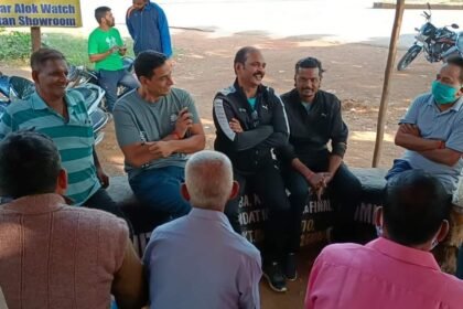 चाय पर चर्चा करते हुए विधायक देवेंद्र ने की लोगों के समस्याओं का समाधान.... सेक्टर 7 महाराणा प्रताप चौक पर वरिष्ठजनों के साथ पी चाय भिलाई। भिलाई नगर विधायक देवेंद्र यादव बुधवार की सुबह सेक्टर 7 महाराणा प्रताप चौक पहुंचे। जहां वे आम नागरिकों से मिले। उनका हालचाल जाना। सब के साथ बैठक कर चाय पीते हुए चाय की चुस्की के साथ भिलाई की भलाई के विषय पर लंबी चर्चा की। बीएसपी कर्मियों ने अपनी समस्याओं से विधायक देवेंद्र यादव को रूबरू कराया। विधायक को कई समस्याएं बताई। इसी प्रकार कई लोगों अपने सामाज से संबंधित समस्याएं विधायक के समक्ष रखी। कुछ लोगों ने चाय पीते पीते अपनी पर्सनल समस्याएं भी बताई। लोगों से बात चीत कर उनकी समस्याओं को विधायक ने सूना और सभी की समस्याओं का निदान किया। जो निगम से संबंधित थे। उसके लिए निगम के अधिकारियों को निर्देशित किए और जो बीएसपी से संबंधित थे। उनके लिए बीएसपी प्रबंधन को कॉल कर समस्याओं का समधान करने का निर्देश दिया। गौरतलब है कि विधायक देवेंद्र यादव जनता से जुड़े नेता हैं। जो लोगों से मिलकर उनके वार्ड, गली मोहल्ले में जाकर लोगों से मिलते हैं। उनका हालचाल और समस्याओं को जानकर निदान करते हैं। बुधवार की सुबह भी वे एमआईसी मेंबर लक्ष्मीपति राजू, डी. थामस, केआर साहू, कुमार स्वामी, एसपी पवार आदि के साथ दौरे पर निकले। यामहा बाइक में एमआईसी मेबर लक्ष्मीपति राजू के साथ बाइक में पीछे बैठ कर विभिन्न वार्डों का निरीक्षण किया। विकास कार्यों का जायजा लिया। कहां क्या समस्या इसका भी अवलोन किया। इसके बाद महाराणा प्रताप चौक सेक्टर 7 पहुंचे। जहां चाय दुकान में बैठकर एकदम सामान्य नागरिकों की तरह लोगों के साथ मिले और सब के साथ चाय की चुस्कियां लेते हुए चाय पर भिलाई की भिलाई के लिए विभिन्न विषय पर चर्चा की और कई विकास कार्यों के लिए प्लानिंग की। विधायक को अपने बीच पाकर गदगद हुए लोग भिलाई नगर विधायक श्री यादव को अपने बीच पाकर लोग काफी खुश हुई। रोड से आने जाने वाले लोग भी विधायक श्री यादव को देख कर रूक और विधायक से मिले। वहीं वार्ड के कई वरिष्ठजनों से भी विधायक मिले। उन्हें प्रणाम किया और बुजुर्गों से आशीर्वाद लिया। बुजुर्ग भी उन्हें देख कर, उनसे मिल कर काफी गदगद हुए और कहा कि आप विधायक नहीं हमारे बेटे है। आप आम नागरिक की तरह हमारे बीच में रहते और बड़े ही विनम्र,सरल और सहज भाव से सब से मिलते है। समस्याएं सुनने है। आप पहले ऐसे विधायक है जिनसे मिलना, बात करना काफी आसान है। जनता की सेवा ही मेरा धर्म है आमजनों से मिलकर उनकी समस्याओं को सुनकर समस्याओं को दूर करने का प्रयास हम लगातार कर रहे हैं। जनता की सेवा ही हमारा प्रमुख धर्म है। आम नागरिकों की समस्याओं को जानने और समझने के लिए उनके बीच रहना,आम होना जरूरी है। इसलिए आम नागरिकों के साथ चाय पीने के बहाने बैठकर चाय पर चर्चा करते हुए उनकी समस्याओं को वार्ड की समस्याओं को जानते हैं और उन्हें दूर करने का पूरा प्रयास करते हैं। देवेंद्र यादव, विधायक भिलाईनगर