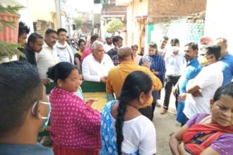 शहर की खस्ताहाल सड़कें देख बिफरे विधायक वोरा, अधिकारियों को फटकार.लगाते हुए कहा- पैचवर्क का पैबंद लगाने से काम नहीं चलेगा, तत्काल शुरू करें डामरीकरण