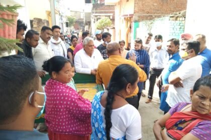 शहर की खस्ताहाल सड़कें देख बिफरे विधायक वोरा, अधिकारियों को फटकार.लगाते हुए कहा- पैचवर्क का पैबंद लगाने से काम नहीं चलेगा, तत्काल शुरू करें डामरीकरण