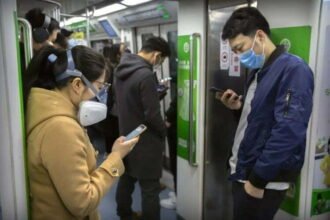 चीन में कोरोना की वापसी से दहशत: फिर से घरों में कैद हुए लोग