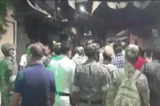 दुर्गा विसर्जन कर लौट रहे लोगों पर बम से हमला