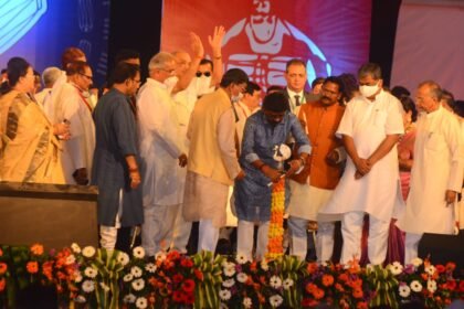 झारखंड के मुख्यमंत्री व छत्तीसगढ़ के मुख्यमंत्री बघेल ने दीप प्रज्जवलित कर किया राष्ट्रीय आदिवासी नृत्य महोत्सव एवं राज्योत्सव 2021 का भव्य शुभारंभ