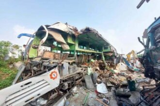 Big accident in UP's Barabanki: 9 people died in bus-truck collision