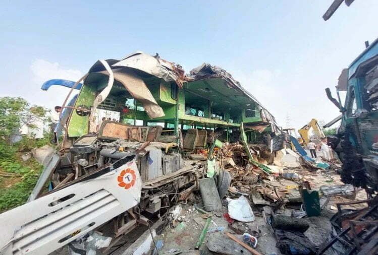 Big accident in UP's Barabanki: 9 people died in bus-truck collision