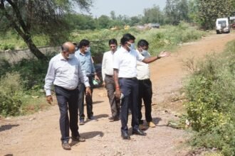 कोसानाला में चैनेलाइजेशन कार्य के कछुआ चाल पर आयुक्त ने जताई नाराजगी… क्षेत्र के लोगों को बारिश के पानी से बचाने 5 किलोमीटर तक होना है चैनेलाइजेशन