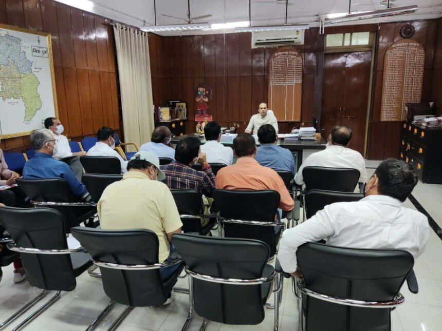 समीक्षा बैठक में कलेक्टर भुरे ने दिए अधिकारियों को निर्देश