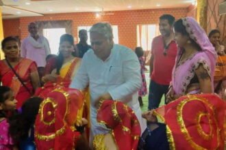 विधायक अरुण वोरा और नीलू सहायता समूह ने 121 कन्या माताओं को कराया भोज