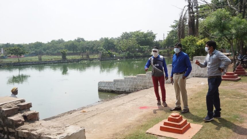 शांति समिति की बैठक में तालाब सफाई की मांग.... दूसरे दिन ही निगमायुक्त ने लिया एक्शन.... तालाब सफाई प्रारंभ