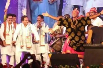 आदिवासी महोत्सव: दारू झन पीना रे…गांजा झन पीना रे…गीत पर जमकर थिरके आबकारी मंत्री, सीएम बघेल ने बजाई ताली