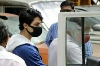 आर्यन खान नहीं जा सकते देश से बाहर, हर शुक्रवार को NCB ऑफिस में देनी होगी हाजिरी