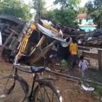 अनियंत्रित ट्रक घर में घुसा, तीन सगे भाई-बहनों की कुचलकर मौत, लिफ्ट लेकर जा रहे पैसेंजर की भी गई जान