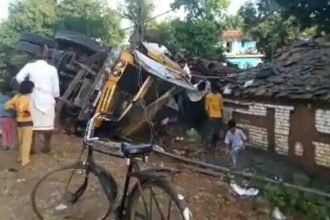 अनियंत्रित ट्रक घर में घुसा, तीन सगे भाई-बहनों की कुचलकर मौत, लिफ्ट लेकर जा रहे पैसेंजर की भी गई जान