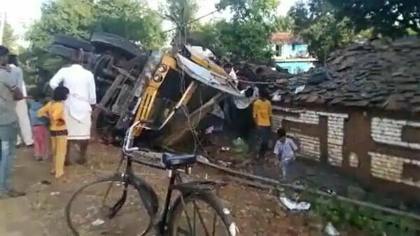 अनियंत्रित ट्रक घर में घुसा, तीन सगे भाई-बहनों की कुचलकर मौत, लिफ्ट लेकर जा रहे पैसेंजर की भी गई जान