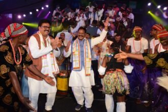 Along with the dancers, the ministers also played together in mixed rhythm-to-taal instruments