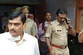 कोर्ट परिसर में वकील की हत्या, तमंचा फेंककर भागे कातिल, मचा हड़कंप