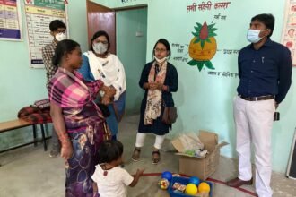 निगम आयुक्त प्रकाश सर्वे के आंगनबाड़ी निरीक्षण के दौरान गर्भवती महिला बच्चों को लेकर भोजन के लिये पहुंची, भोजन नहीं हुआ था तैयार…. आंगनबाड़ी कार्यकर्ता को नोटिस