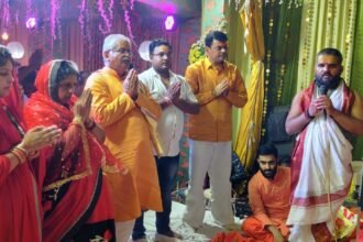 नेता प्रतिपक्ष धरमलाल कौशिक सपरिवार पहुंचे खुर्सीपार: विशेष पूजा-अर्चना के बाद दया सिंह से की लंबी चर्चा…सफल आयोजन के लिए पदाधिकारियों की तारीफ की