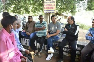 चाय पर चर्चा करते हुए विधायक देवेंद्र ने की लोगों के समस्याओं का समाधान