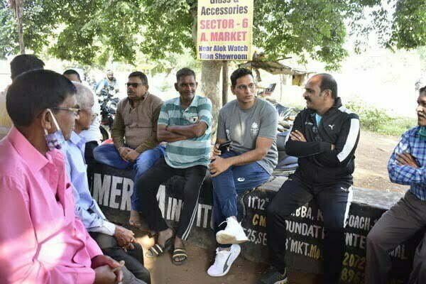 चाय पर चर्चा करते हुए विधायक देवेंद्र ने की लोगों के समस्याओं का समाधान