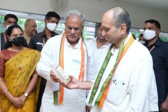 मुख्यमंत्री ने रायपुर के संजीवनी केन्द्र का किया निरीक्षण… संजीवनी केन्द्रों में 120 से अधिक प्रकार के उत्पादों का किया जा रहा है विक्रय