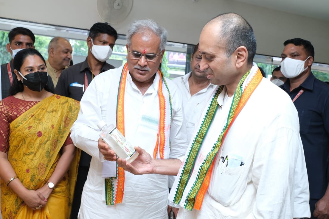 मुख्यमंत्री ने रायपुर के संजीवनी केन्द्र का किया निरीक्षण… संजीवनी केन्द्रों में 120 से अधिक प्रकार के उत्पादों का किया जा रहा है विक्रय