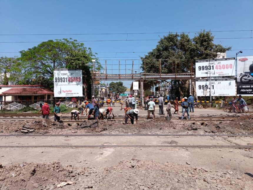 ट्रैक मेंटेनेंस के लिए बंद हुआ सुपेला रेलवे फाटक… फाटक तक आकर लौटते रहे लोग… जाने कितने दिनों तक बंद रहेगा फाटक