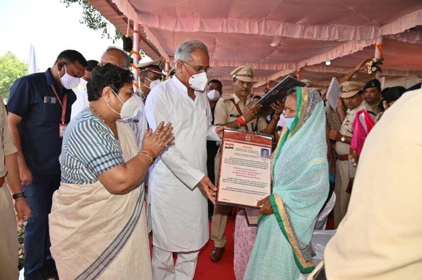 स्मृति दिवस परेड में शामिल हुए राज्यपाल, मुख्यमंत्री व गृहमंत्री…. राज्यपाल उइके ने कहा पुलिस जवानों के समर्पण और कर्तव्यपरायणता से समाज को मिल रही सुरक्षा