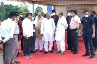 बाबा दिल्ली में बैठे रहे, राहुल-दूत छत्तीसगढ़ में खेल कर गए