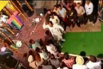 युवक ने पूछा आपने गांव के लिए क्या किया? कांग्रेस विधायक और सुरक्षागार्ड पीटने लगे, देखे विडियो