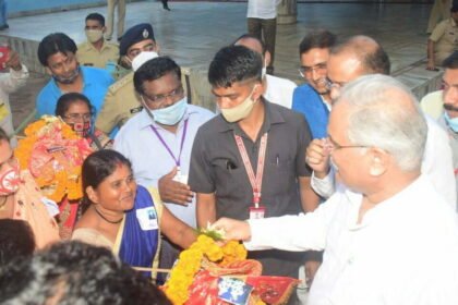 सीएम बघेल पहुंचे मां बमलेश्वरी के दरबार