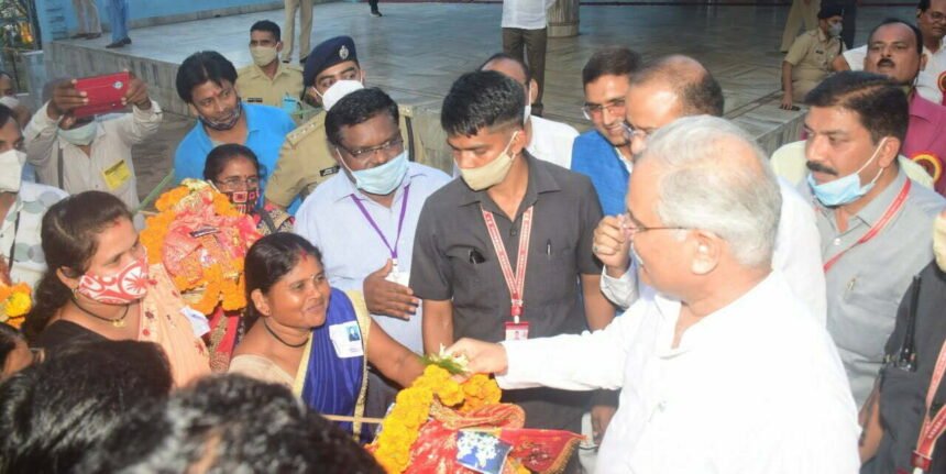 सीएम बघेल पहुंचे मां बमलेश्वरी के दरबार