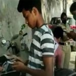 ड्रग्स की तलाश: राह चलते लोगों को रोककर वॉट्सऐप मैसेज पढ़ रही है पुलिस, देखे वीडियो