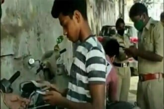 ड्रग्स की तलाश: राह चलते लोगों को रोककर वॉट्सऐप मैसेज पढ़ रही है पुलिस, देखे वीडियो