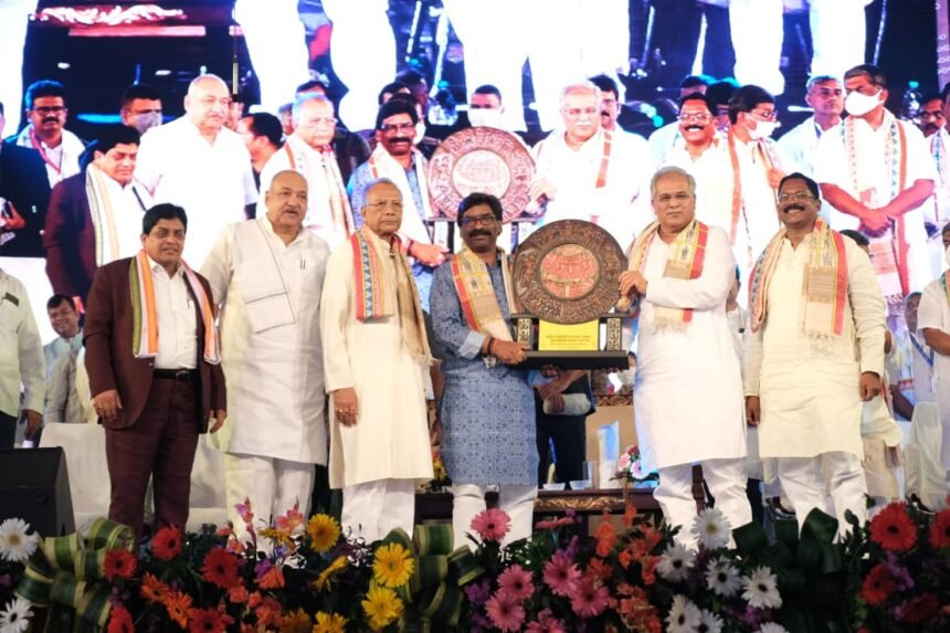 झारखंड के मुख्यमंत्री हेमंत सोरेन बोले: जनजातीय वर्ग के प्रति सम्मान का प्रतीक है राष्ट्रीय आदिवासी नृत्य महोत्सव… छत्तीसगढ़ के मुख्यमंत्री का काम मील का पत्थर साबित होगा