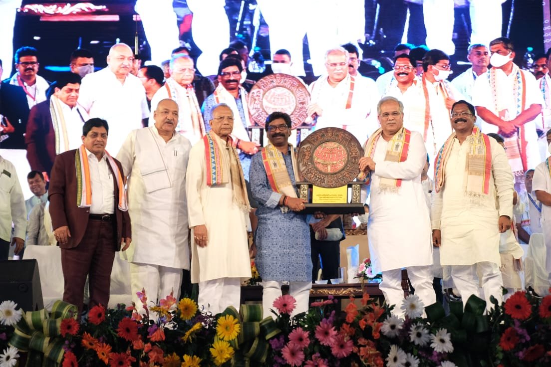 झारखंड के मुख्यमंत्री हेमंत सोरेन बोले: जनजातीय वर्ग के प्रति सम्मान का प्रतीक है राष्ट्रीय आदिवासी नृत्य महोत्सव… छत्तीसगढ़ के मुख्यमंत्री का काम मील का पत्थर साबित होगा
