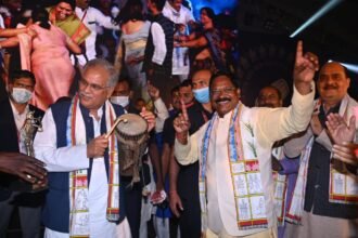 The Chief Minister and other ministers danced in Chhattisgarhi song Mahuva Jhade with foreign artists on stage