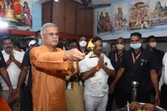 जैसे काशी में भगवान शिव और माँ अन्नपूर्णा एक साथ, वैसे ही कौही में मां काली और भगवान शिव एक साथ… मुख्यमंत्री पहुंचे ग्राम कौही, दर्शन का लिया लाभ, लिफ्ट इरिगेशन परियोजना भी देखी