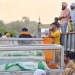 कार्रवाई पर अड़े किसान, बोले-दोषियों की गिरफ्तारी के बाद ही करेंगे शवों का अंतिम संस्कार