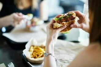 रिपोर्ट में खुलासा: फास्टफूड खाने वाले सावधान, प्लास्टिक जोड़ने वाले कैमिकल से बनाया जा रहा खाना