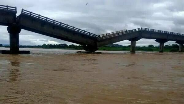 असम में हैंगिंग ब्रिज गिरा, 30 छात्र घायल; स्कूल से घर लौटते वक्त हुआ हादसा