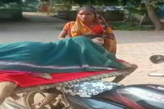 चारपाई पर स्वास्थ्य सुविधाएं, एंबुलेंस नहीं मिली तो बाइक पर ही खाट बांधकर बेटी को अस्पताल लेकर पहुंचा पिता