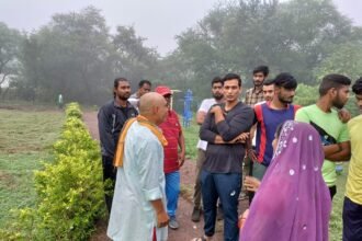 Discussion on tea: MLA Devendra Yadav, who reached Sector 10, discussed the well being