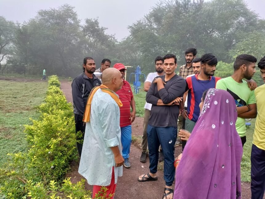Discussion on tea: MLA Devendra Yadav, who reached Sector 10, discussed the well being